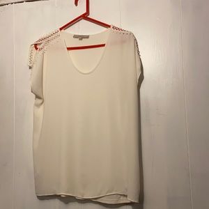 White t shirt with cute details on sleeve